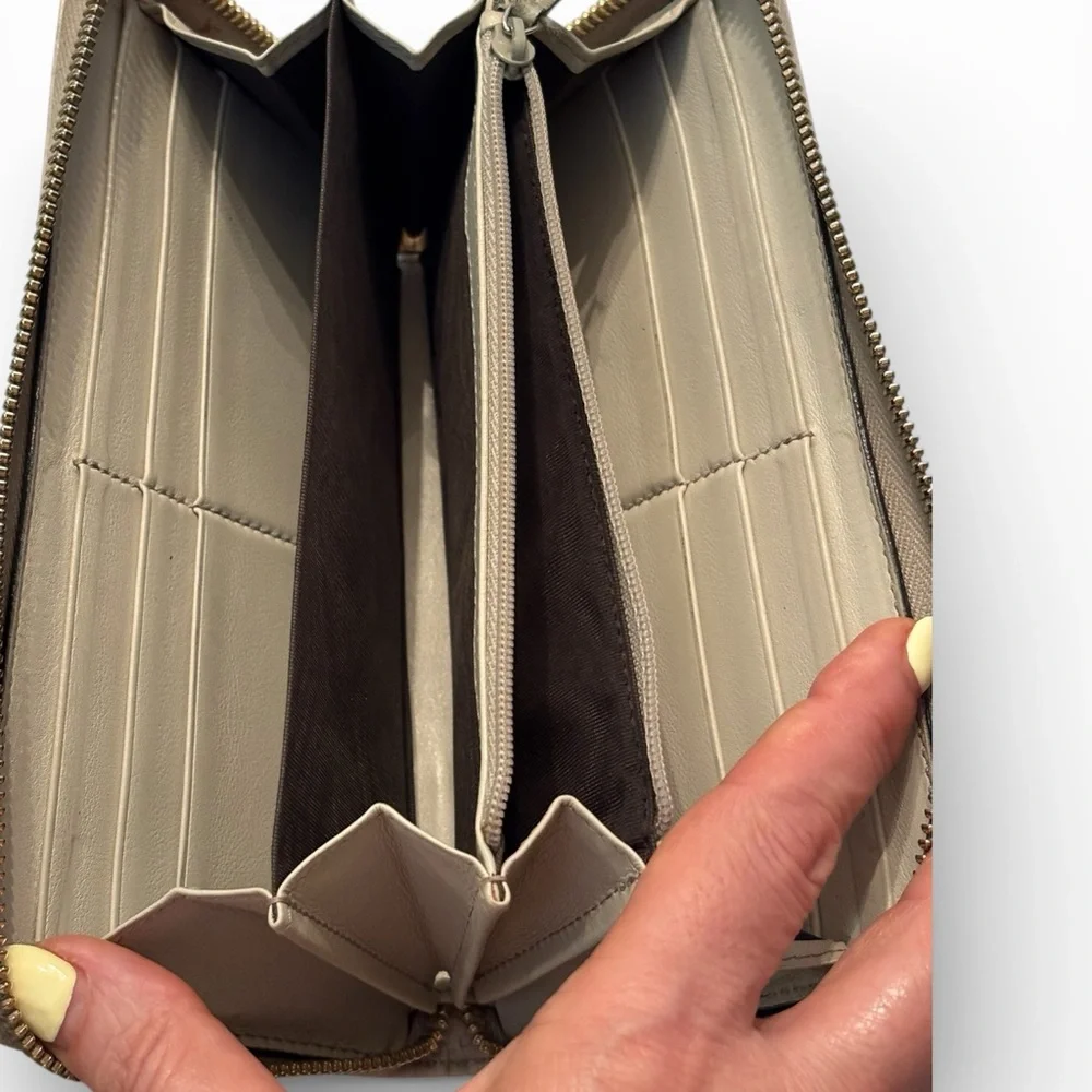 Gucci Guccissima Taupe GG-Embossed Zip Wallet with Gold Plaque - Picture 7 of 16